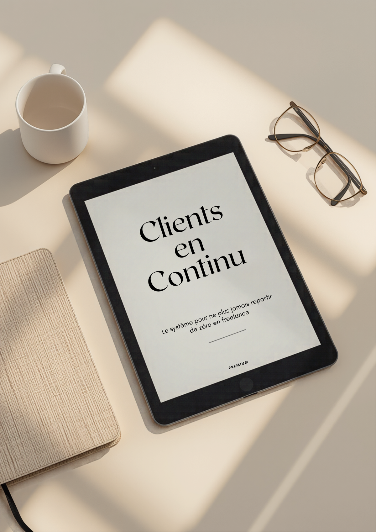 Mockup iPad Clients en Continu - style lifestyle moderne beige et bois clair